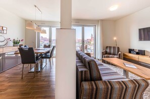 Televisión, reproductor de DVD, estéreo