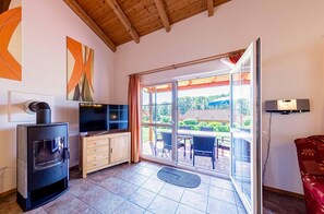 Televisie, een open haard en een stereo