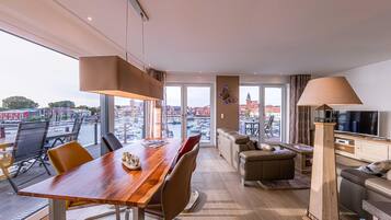 Televisión, reproductor de DVD, estéreo