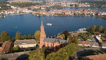 Oversigtsbillede af en by med en markant kirke og et vandareal.