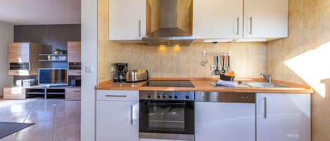 Fridge, oven, stovetop, dishwasher