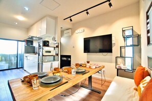 Hus, ikke-røyk (Private vacation home with loft) | Eget kjøkken | Kjøleskap, mikrobølgeovn, ovn og kokeplater