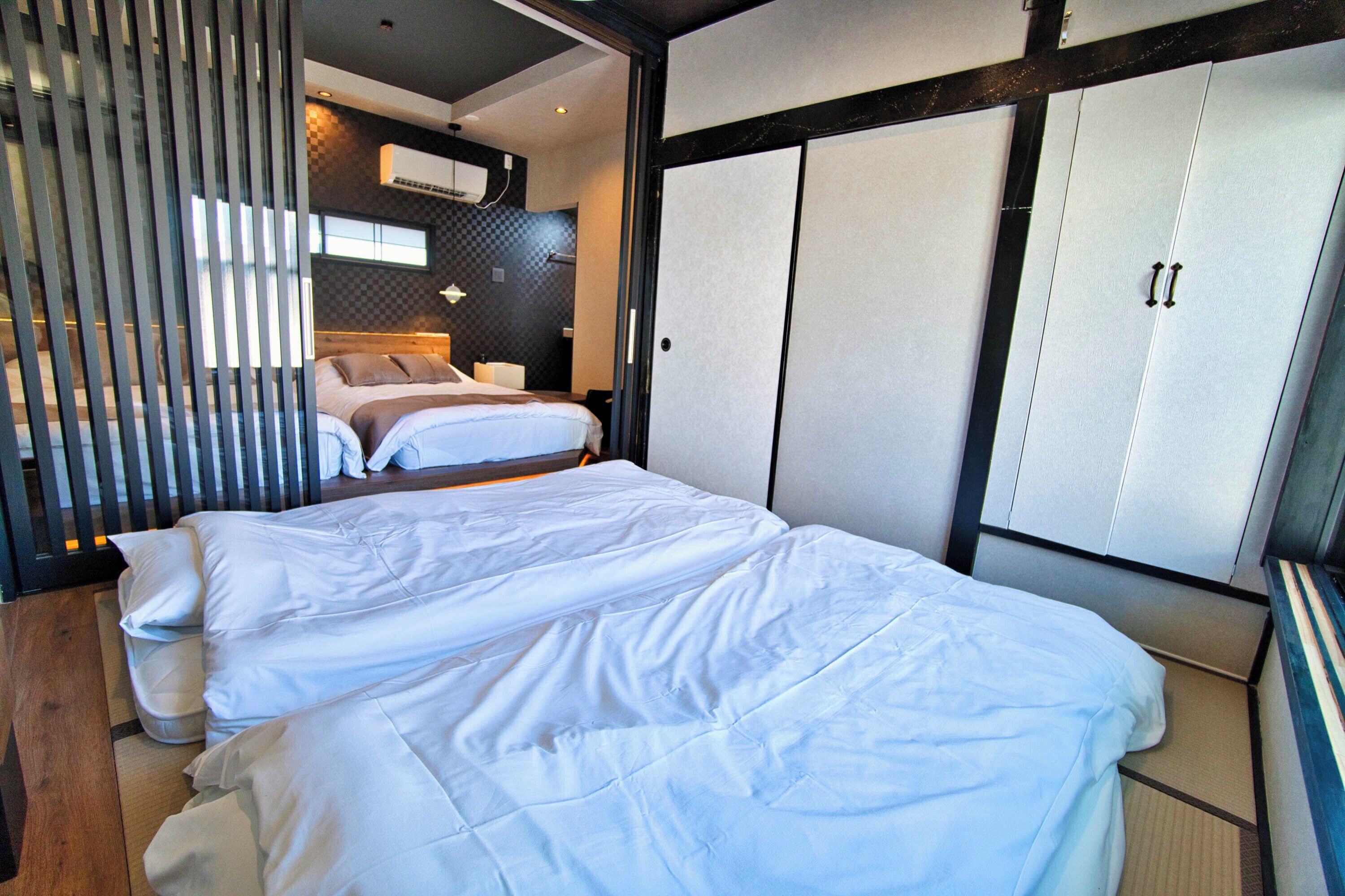 Un dormitorio moderno con una cama grande, un armario y una puerta corredera.
