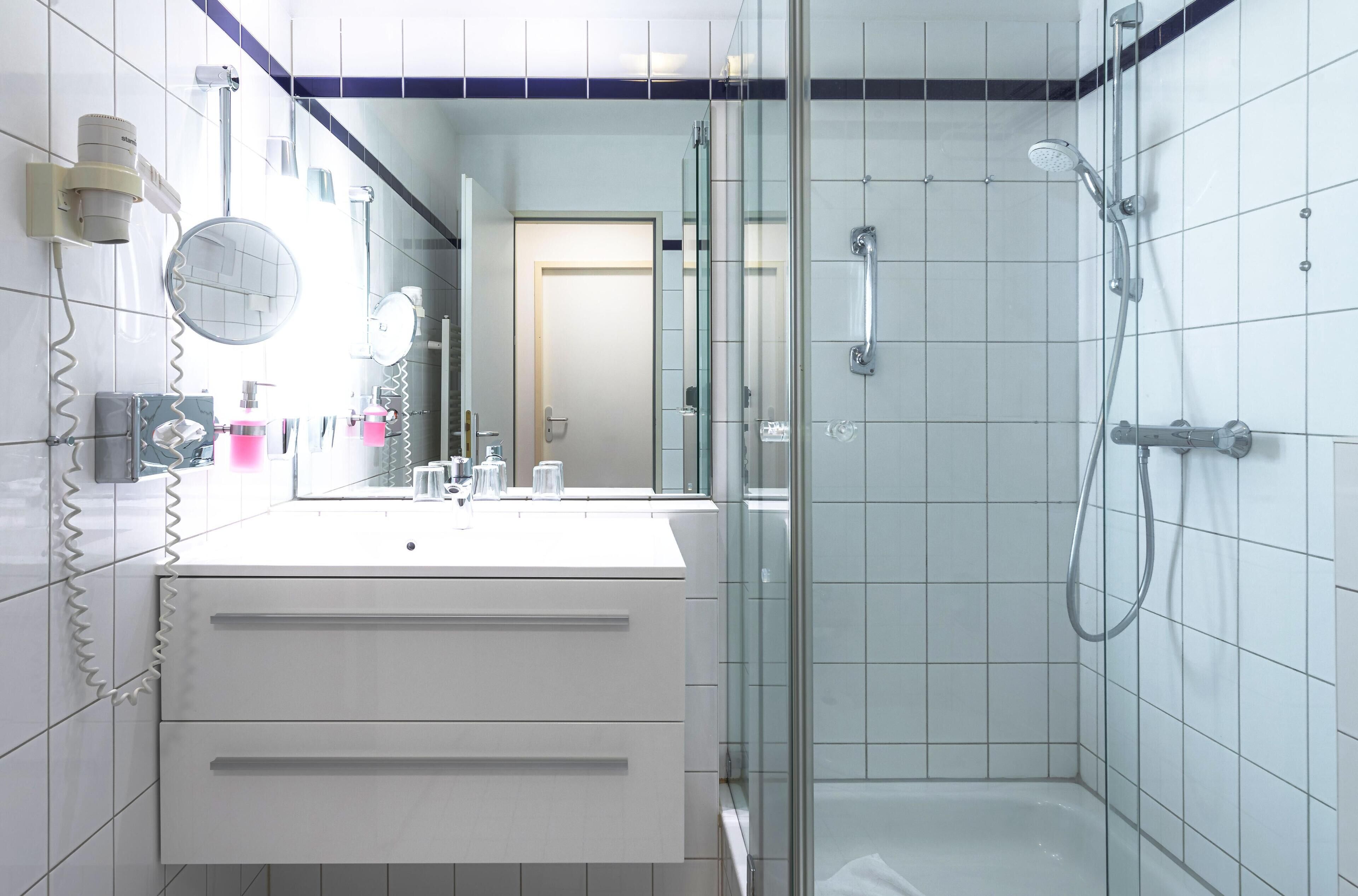 Dusche, Haartrockner, Handtücher