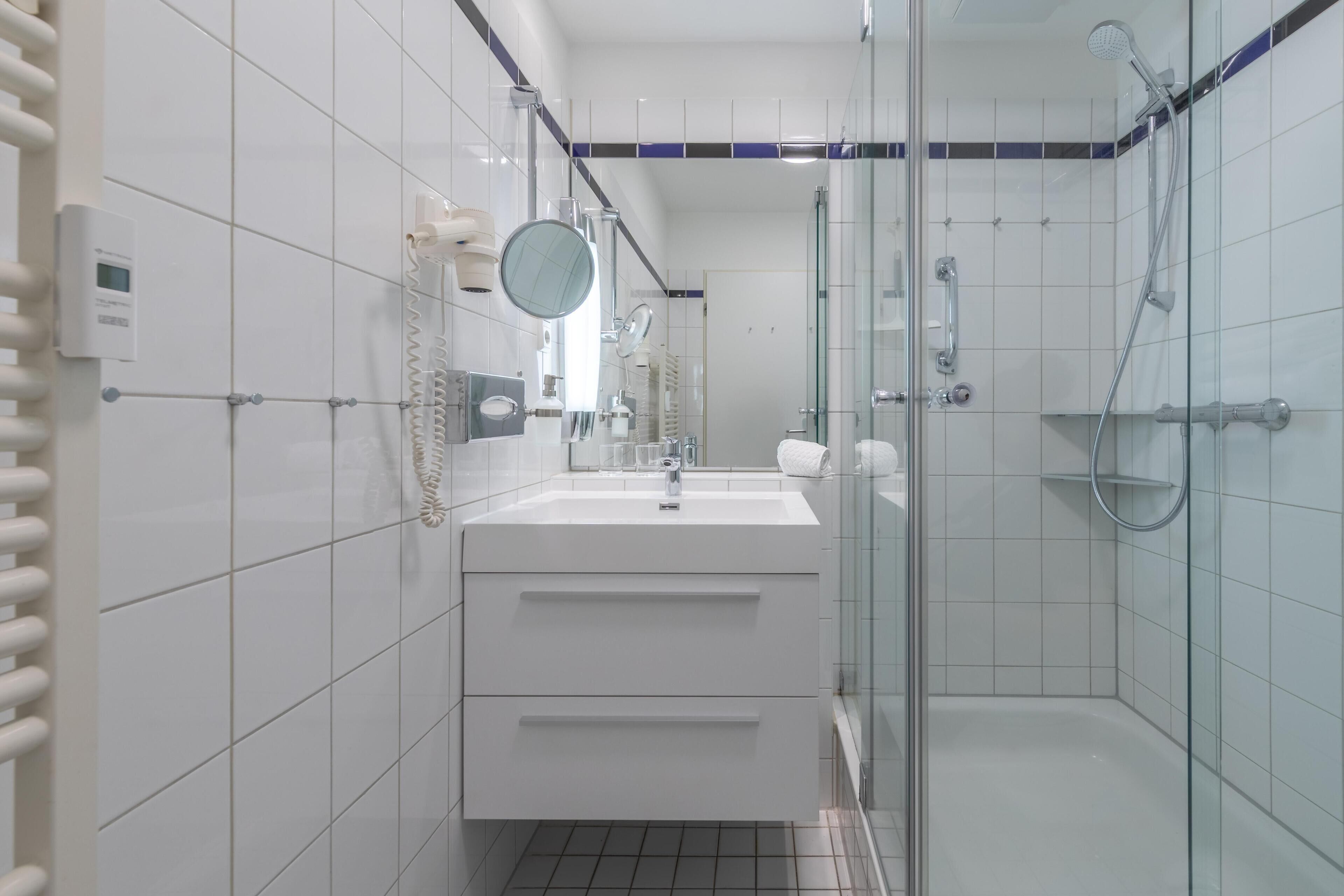 Shower, hair dryer, towels