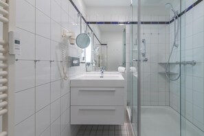 Ducha, secador de pelo y toallas