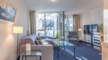 Una televisión, un reproductor estéreo