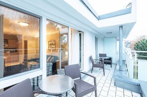 Outdoor dining - Seahorse vacation apartment in the Baltic seaside resort of Zingst with balcony (Zingst)