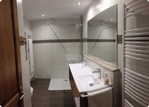 Shower, hair dryer, towels, soap - Le Wineck, 4-star vacation home for 10 people in the heart of nature (Dambach)