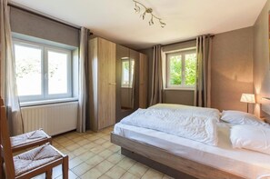 4 bedrooms, iron/ironing board, free WiFi, bed sheets