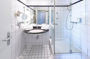 Shower, hair dryer, towels - Vacation apartment Toni`s Room at the Zingst pier (Zingst)