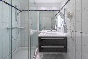 Dusche, Haartrockner, Handtücher