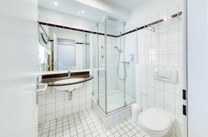 Shower, hair dryer, towels - Strand Zingst - Holiday apartment with balcony and close to the Baltic Sea (Zingst)