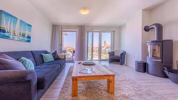 Fernseher, Kamin, Stereoanlage