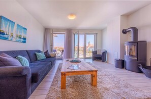 TV, fireplace, stereo - 4-star vacation apartment Möwe in the Hafenresidenz Waren (Müritz) (Waren (Müritz))