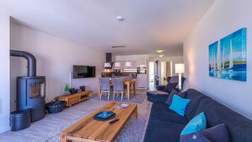 Fernseher, Kamin, Stereoanlage