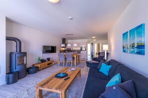 TV, fireplace, stereo - 4-star vacation apartment Möwe in the Hafenresidenz Waren (Müritz) (Waren (Müritz))