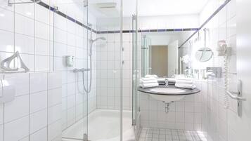 Suihku, hiustenkuivaaja, pyyhkeet