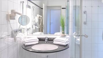 Een douche, een haardroger, handdoeken
