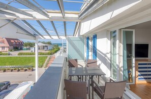 Outdoor dining - Albatros vacation apartment with balcony and close to the beach in the heart of Zingst (Zingst)