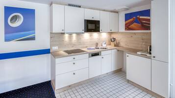 KylskÄp, mikrovÄgsugn, spishÀll och diskmaskin