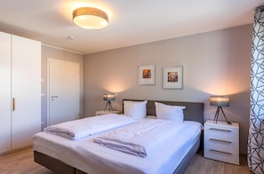 2 bedrooms, free WiFi, bed sheets - Modern 5-star vacation apartment Müritzsonne with south-west facing balcony and Müritz view (Waren (Müritz))