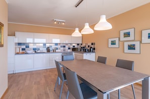 Dining - Modern 5-star vacation apartment Müritzsonne with south-west facing balcony and Müritz view (Waren (Müritz))