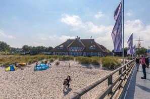 Beach nearby - Vacation apartment Bina Zingst - close to the beach, balcony & underground parking at the spa gardens (Zingst)