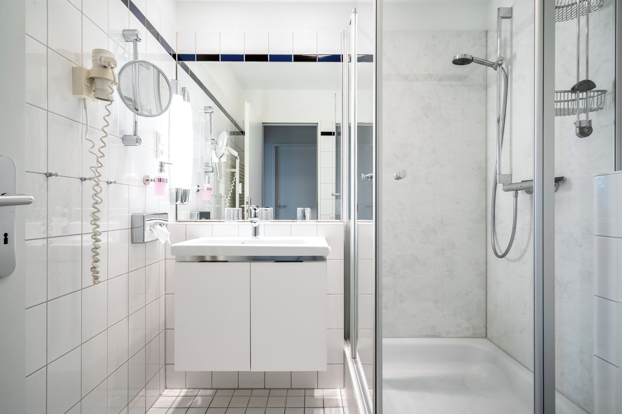 Dusche, Haartrockner, Handtücher