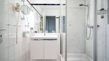 Dusche, Haartrockner, Handtücher