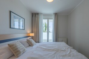 1 bedroom, desk, free WiFi, bed sheets - Vacation apartment Bina Zingst - close to the beach, balcony & underground parking at the spa gardens (Zingst)