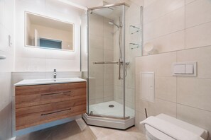 Shower, hair dryer, towels - 5-Star "Godewind" Vacation Apartment at the Aparthotel Zingst (Zingst)