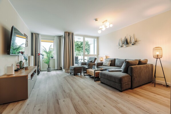TV, stereo - 5-Star "Godewind" Vacation Apartment at the Aparthotel Zingst (Zingst)
