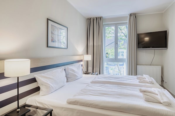 1 bedroom, desk, free WiFi, bed sheets