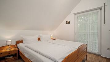 2 bedrooms, desk, free WiFi, bed sheets