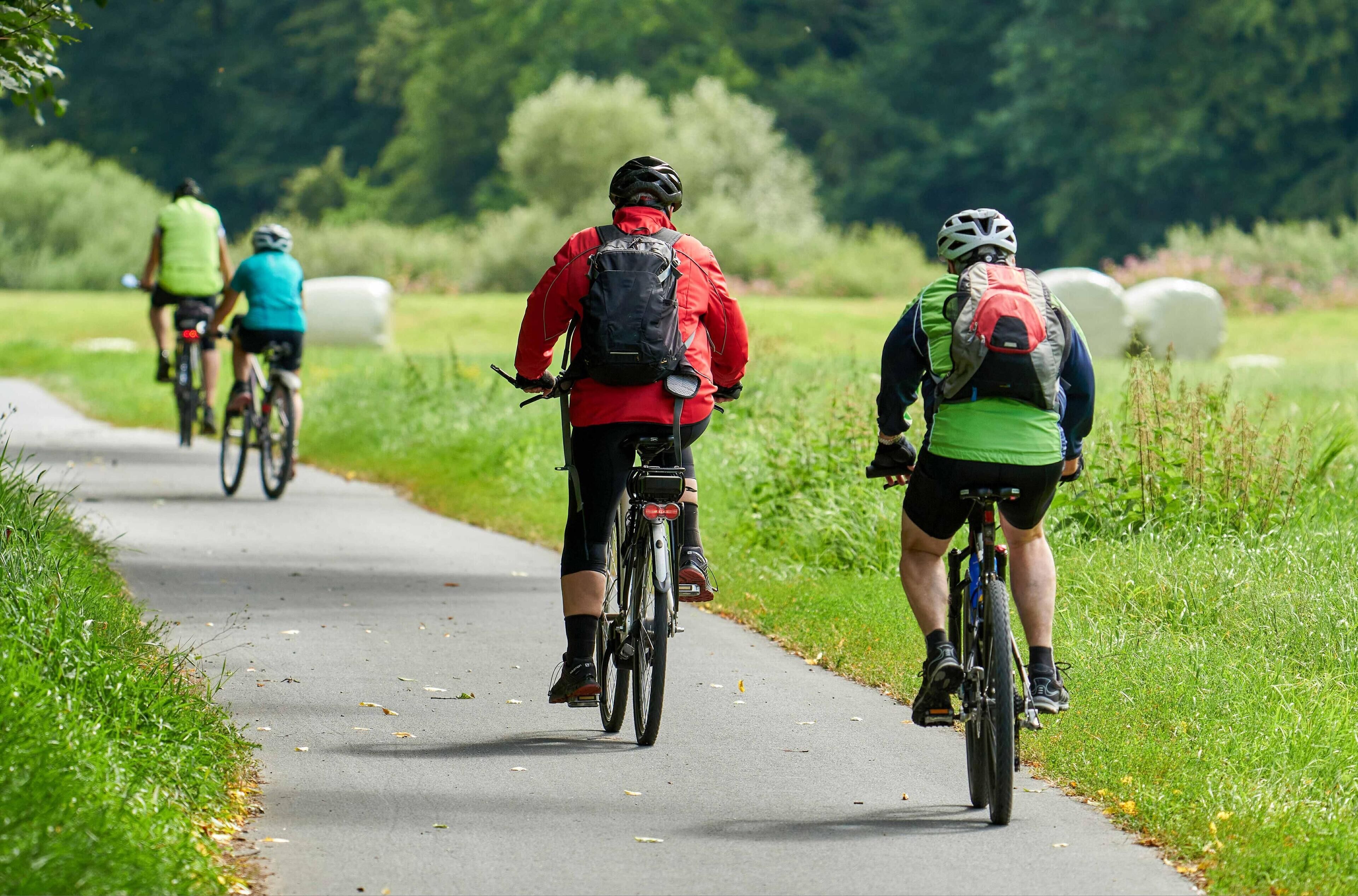 Ein befestigter Weg mit Radfahrern.