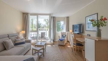 Een televisie en een stereo