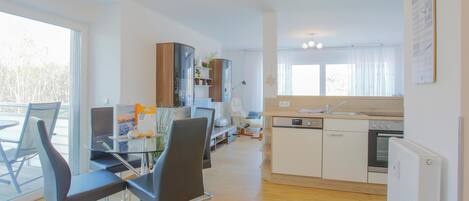 Een koelkast, een oven, een kookplaat, een vaatwasser