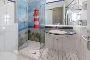 Dusj, hårføner og håndklær