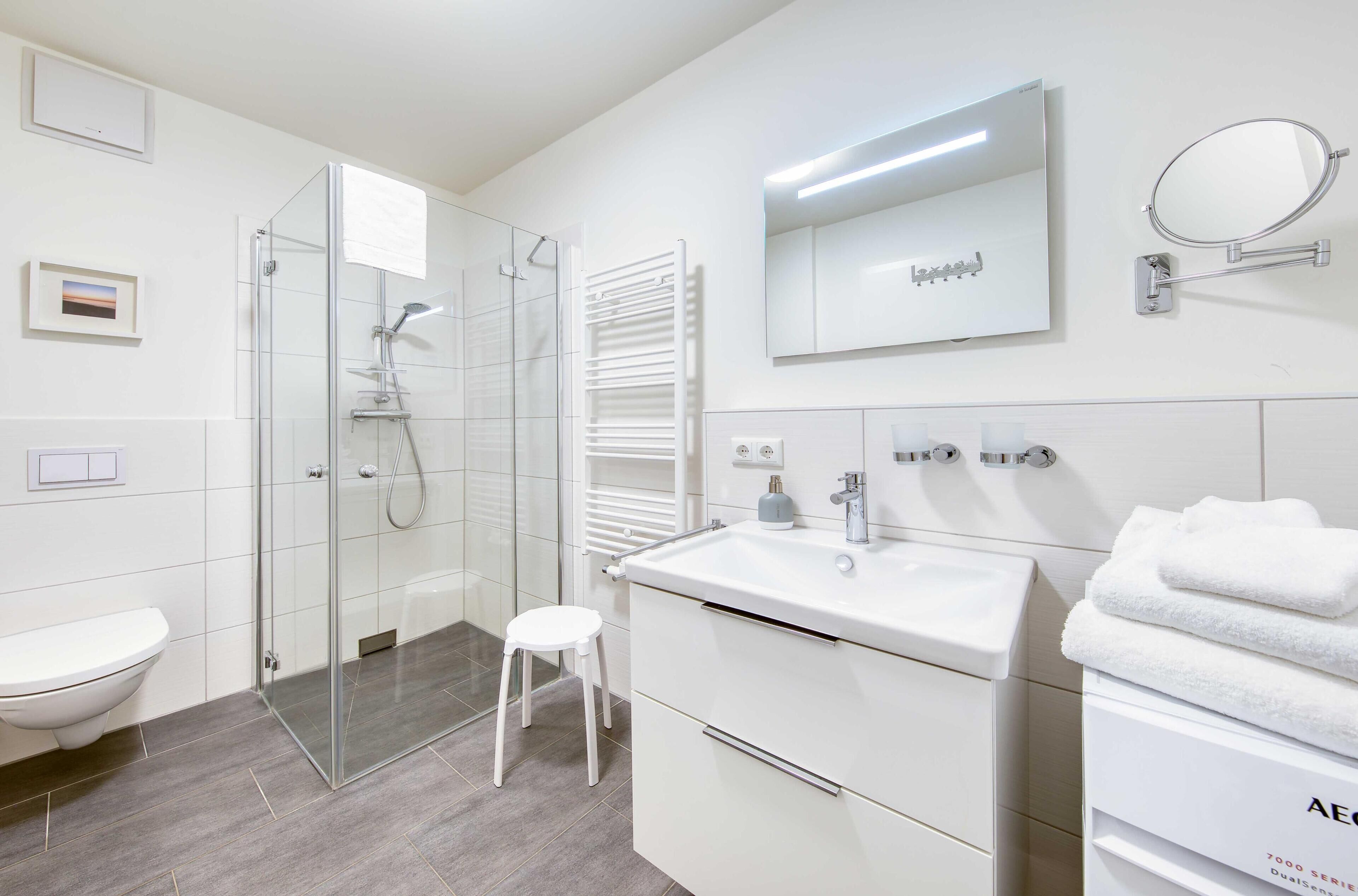 Suihku, hiustenkuivaaja, pyyhkeet