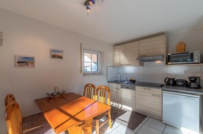 Fridge, oven, stovetop, dishwasher - "Waldgeflüster" Vacation Home: A Nature-Filled Getaway on Lake Plau (Fünfseen)