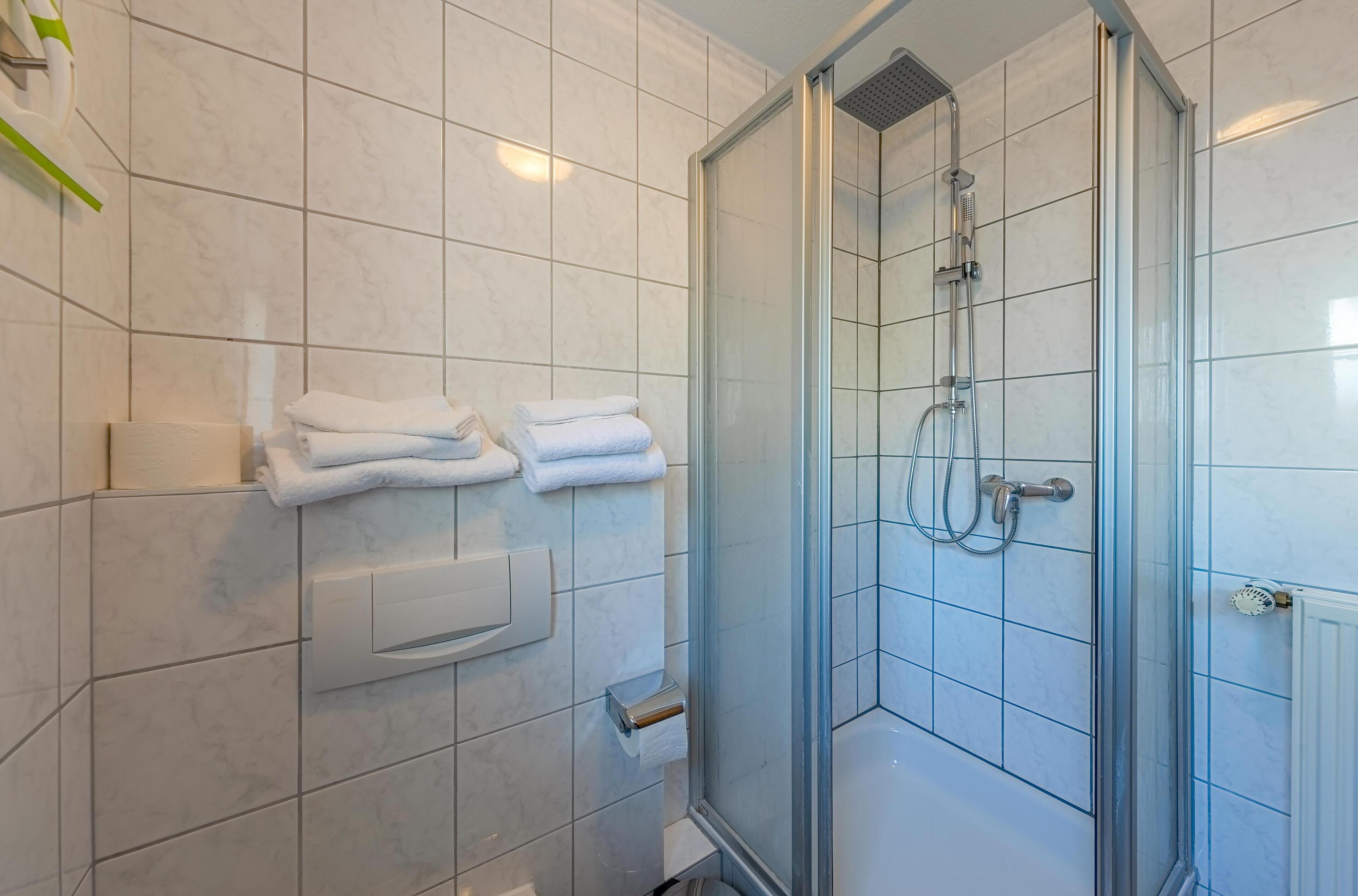 Dusche, Haartrockner, Handtücher