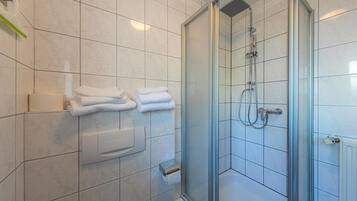 Dusche, Haartrockner, Handtücher