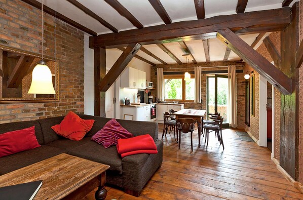 TV, stereo - Charming Lilie vacation apartment in Waren (Müritz) with balcony (Waren (Müritz))