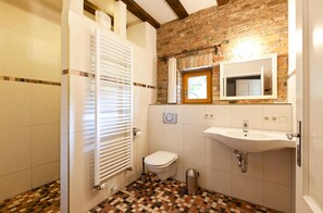 Shower, hair dryer, towels - Charming Lilie vacation apartment in Waren (Müritz) with balcony (Waren (Müritz))