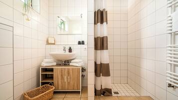 Dusche, Haartrockner, Handtücher