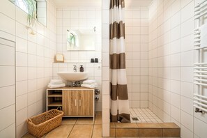 Shower, hair dryer, towels - "Blumenhaus" Vacation Home with Garden and Terrace in Waren (Müritz) (Waren (Müritz))