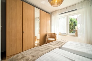 1 slaapkamer, een strijkplank/strijkijzer, gratis wifi, beddengoed