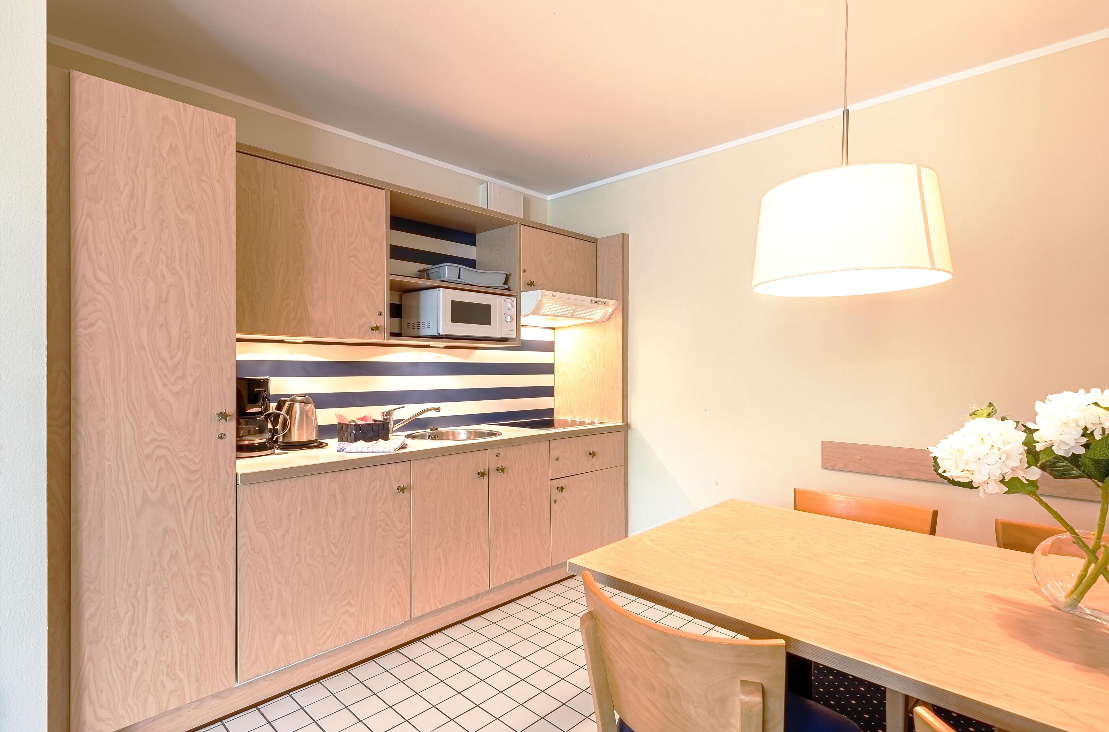 Kühlschrank, Mikrowelle, Herdplatte, Wasserkocher mit Kaffee-/Teezubehör