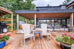 Outdoor dining - Spa & River | Le Saint-Gabriel (Saint-Gabriel-de-Valcartier)